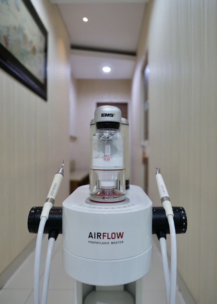 EMS Airflow Prophylaxis Master cleaning machine at Art Denta Care